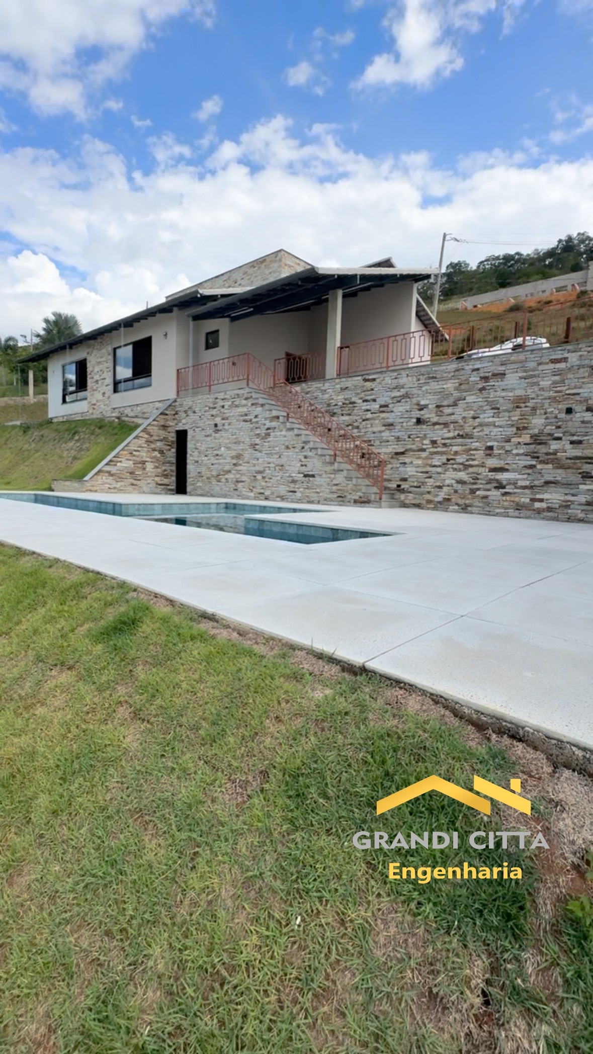 Casa construída pela Grandi Città com muro de pedra e piscina