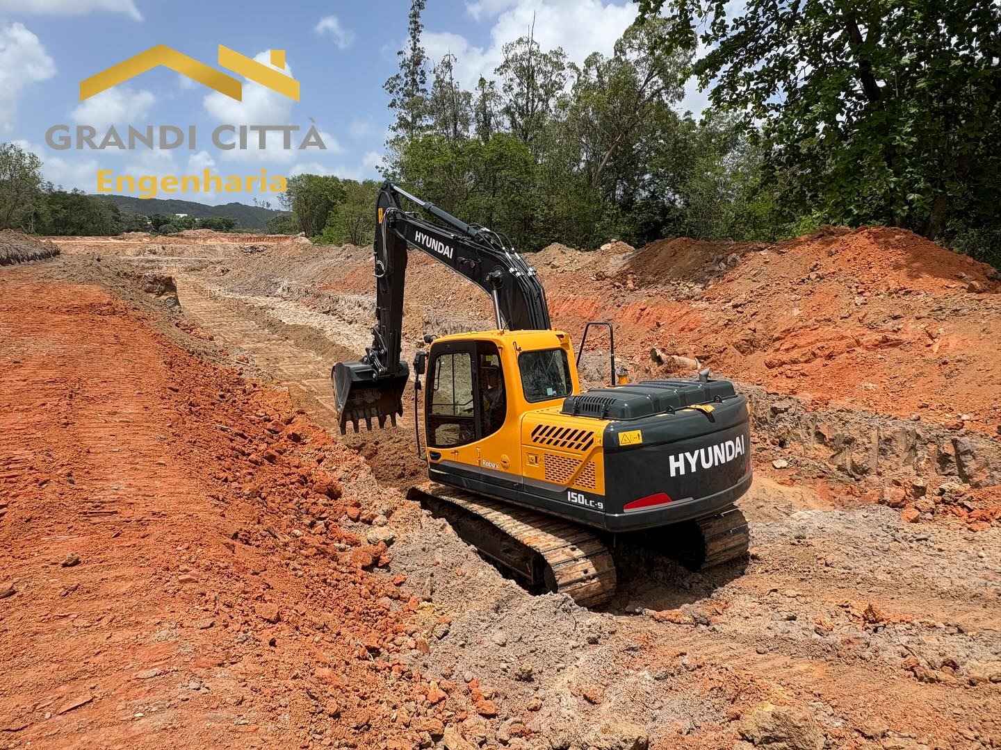 Escavadeira Hyundai da Grandi Città operando em obra de terraplenagem