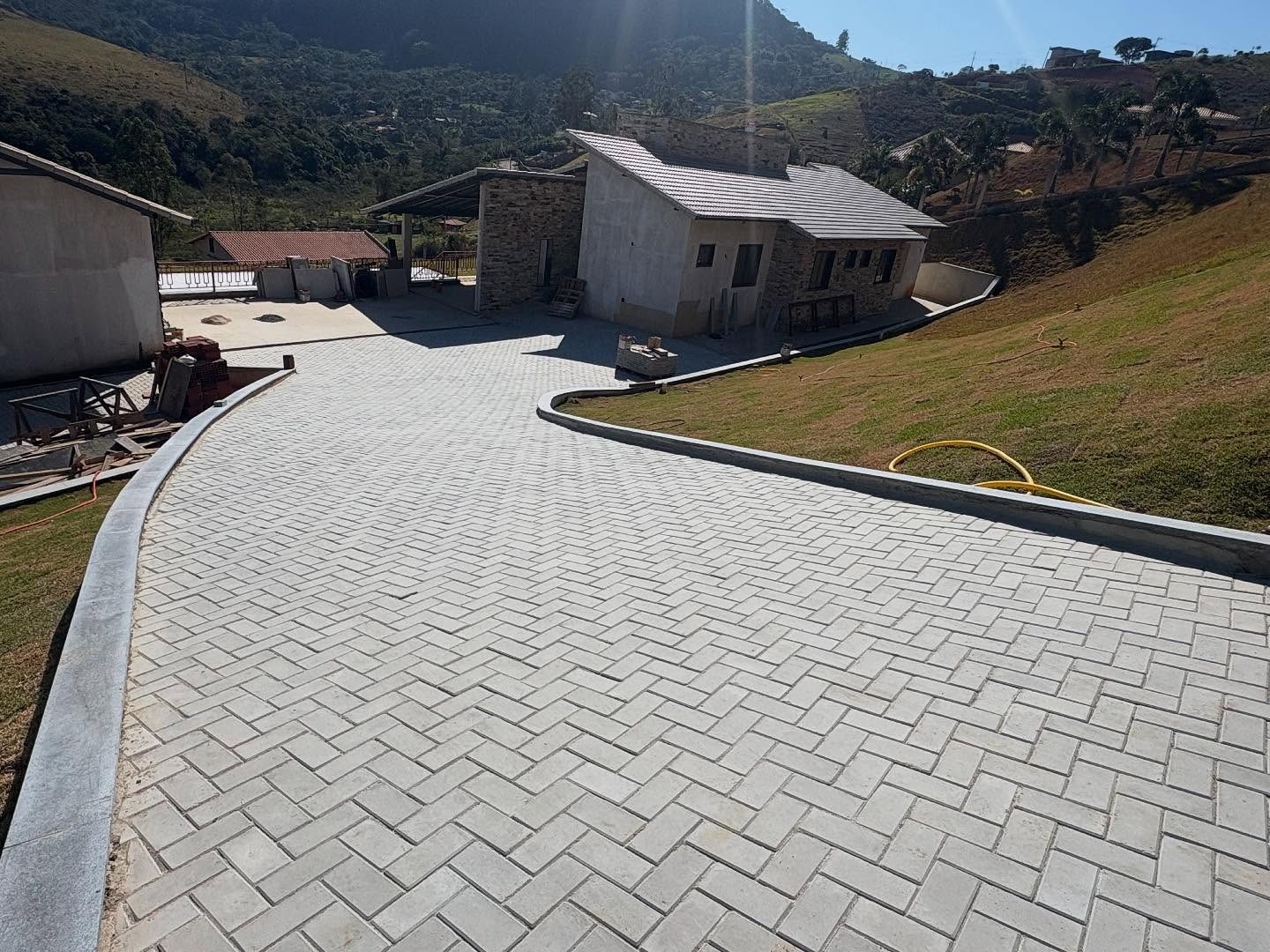 Pavimentação em piso intertravado em propriedade rural