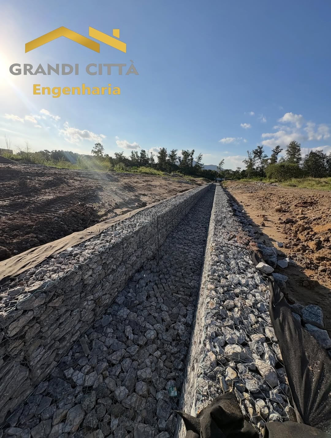 Muro de gabião e canalização em obra de drenagem